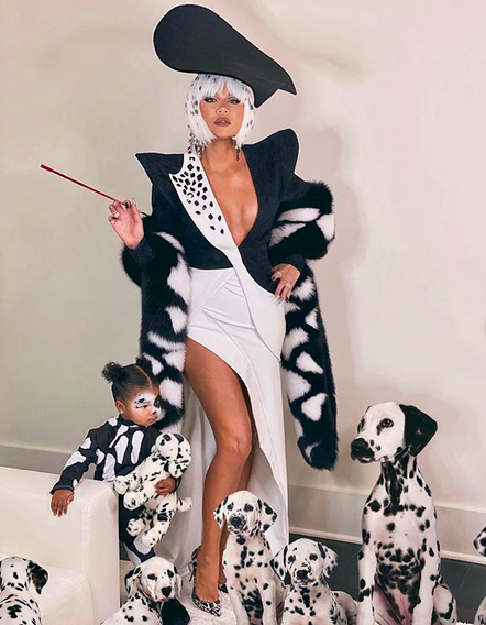 Halloween est une fête à ne pas rater chez les Kardashian. La preuve avec cette photographie de Khloé Kardashian, qui a mis les moyens pour son déguisement de Cruella, des 101 Dalmatiens.