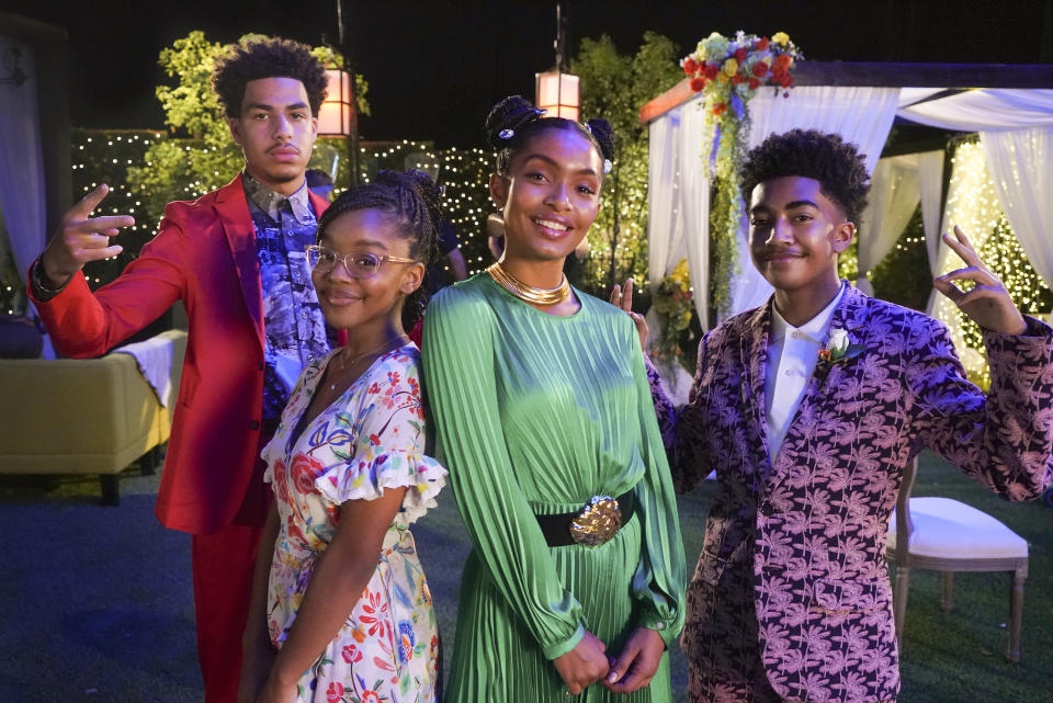 Yara Shahidi, de verde, con el resto de los jóvenes actores de 'BLACK-ISH' Marcus Scribner, Marsai Martin y Miles Brown  (Richard Cartwright via Getty Images) 