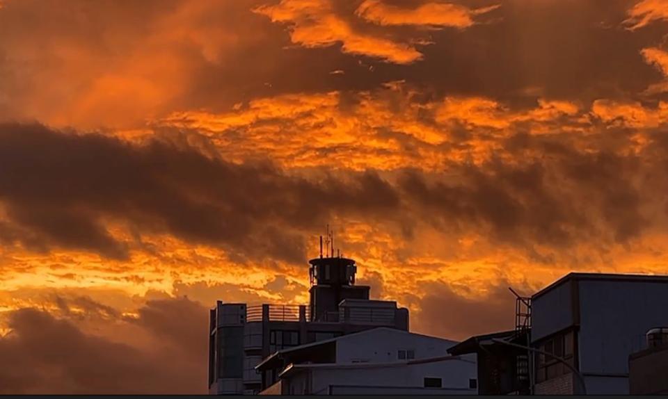 軒嵐諾颱風逼近，台東地區三日傍晚出現火燒雲景象，天空呈現一片橘紅美景。 （中央社）