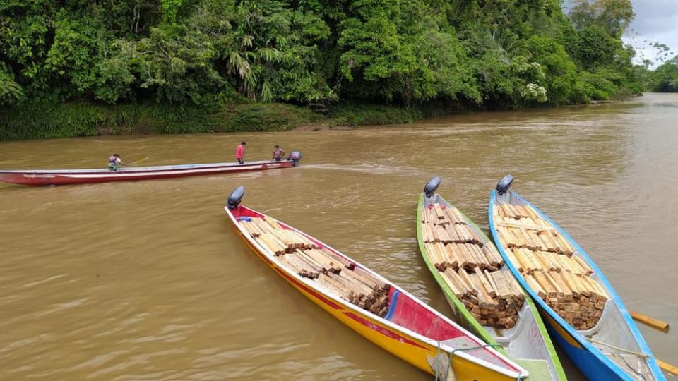 Botes con balsa en río Pastaza.