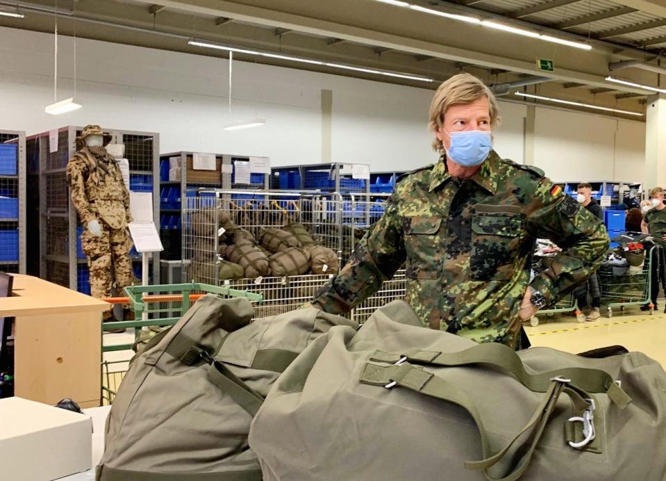 Im Flecktarn im Einsatz: Henning Baum will wissen, was die Truppe heute wirklich ausmacht. (Bild: RTL / Thorsten Weber/Luftwaffe)