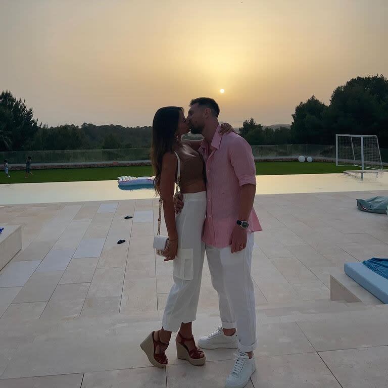 Leo y Anto enamorados bajo la puesta del sol