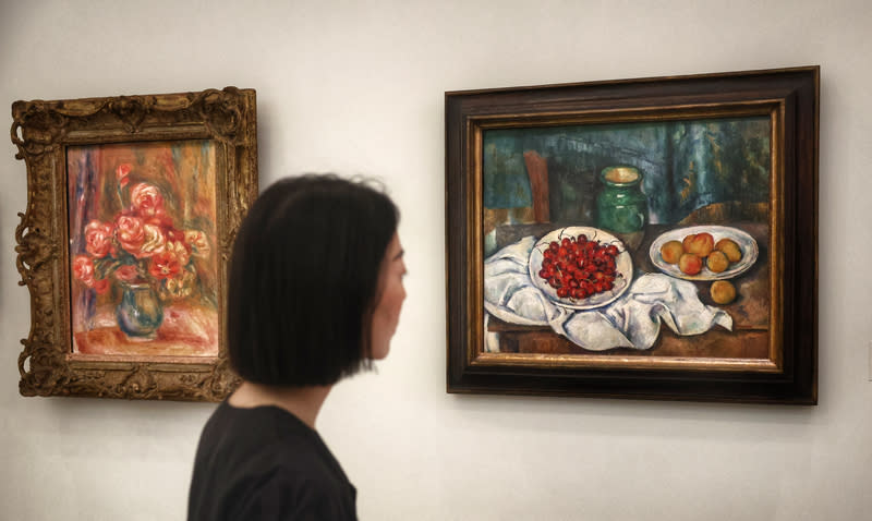 富邦美術館開館　展出「桃子與櫻桃的靜物畫」 富邦美術館4日舉辦開館大展「真實本質：羅丹與印 象派時代」，展出法國畫家塞尚經典作品「桃子與櫻 桃的靜物畫」（右），價值近新台幣20億元。 中央社記者王飛華攝　113年5月4日 