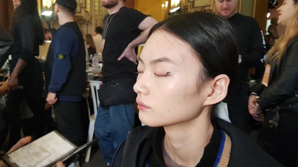 <p>Alors que les mises en beauté Stella McCartney sont connues pour être très minimalistes, cette saison, c’est avec une utilisation inédite de <a href="https://www.elle.fr/Beaute/Maquillage/Tendances/Fashion-Week-assiste-t-on-au-grand-retour-de-l-eye-liner-3846736" rel="nofollow noopener" target="_blank" data-ylk="slk:l’eye-liner;elm:context_link;itc:0;sec:content-canvas" class="link ">l’eye-liner</a> que la styliste britannique a souhaité surprendre. Exit le traditionnel trait noir juste au-dessus des cils. Ici, c’est au milieu de la paupière qu’on l’applique, ou en petit triangle sur les coins externes. L’effet « yeux de chat » est préservé et la géométrie du coup de crayon rend le maquillage d’autant plus moderne. On le pose avec son feutre noir ou alors avec un fard à paupière ébène appliqué au pinceau fin.</p> <br>