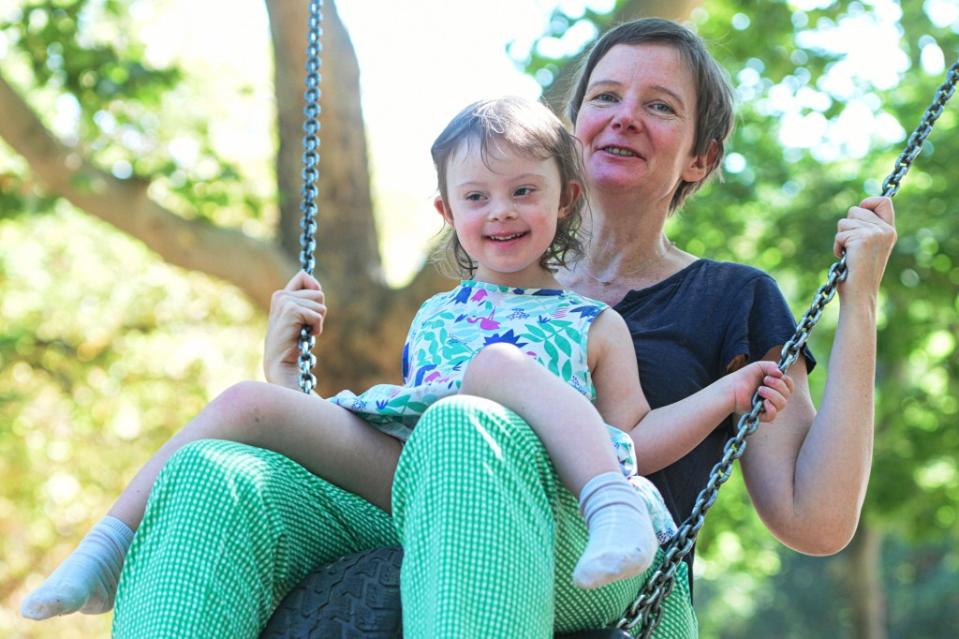 Holly schaukelt mit ihrer Mutter Meike Martens auf einem Reifen – auf den Spielplätzen der Stadt versuchen sie sich die Zeit ohne Kita so schön wie möglich zu machen.<span class="copyright">Maurizio Gambarini / FUNKE Foto Services</span>