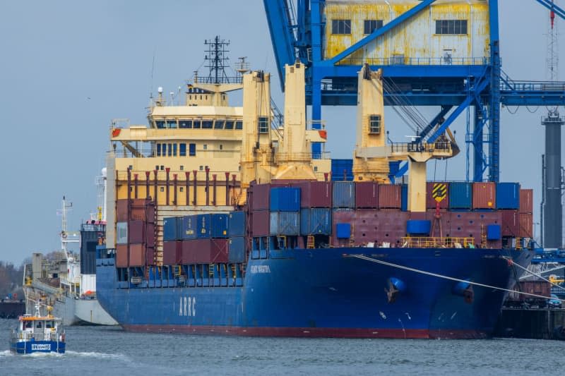 The 193-meter-long freighter "Atlantic Navigator II", which flies the flag of the Marshall Islands, is moored in the overseas port of Rostock Port. German customs authorities have detained a cargo ship that arrived from Russia at the German Baltic Sea port of Rostock because of suspicions about the ship's cargo, authorities announced on Tuesday. Jens Büttner/dpa