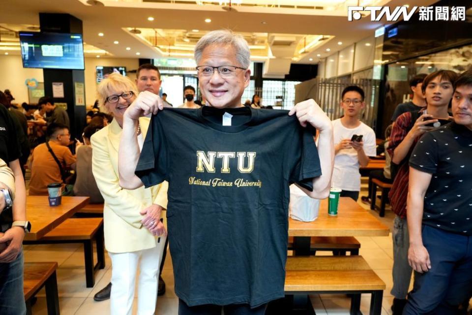 台大致贈黃仁勳一件「NTU T-SHIRT」，期盼這幾天能見到黃仁勳穿上它走在街頭。（圖／臉書「國立臺灣大學 National Taiwan University」）