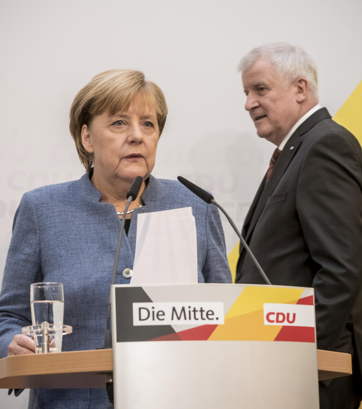Der “Kompromiss” zur Obergrenze zwischen CDU und CSU ist nichts weiter als Camouflage, findet Jan Rübel. Bild: Michael Kappeler/dpa via AP