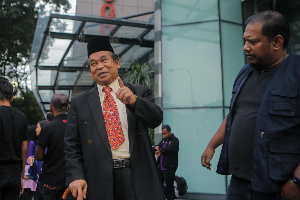 If elected, Ibrahim – seen here with his bodyguard – has promised to give back all five years of his pay to less fortunate Malays and other communities. (PHOTO: Fadza Ishak for Yahoo News Singapore)