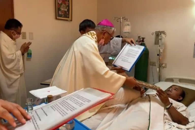 El padre Mim fue ordenado como sacerdote de la Iglesia Católica en una ceremonia llevada a cabo en un hospital de la ciudad de Manila, donde se encuentra internado por padecer un cáncer terminal