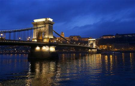The iconic Chain Bridge of Budapest spans the Danube river and the Royal Palace is seen in the background November 19, 2013. REUTERS/Laszlo Balogh