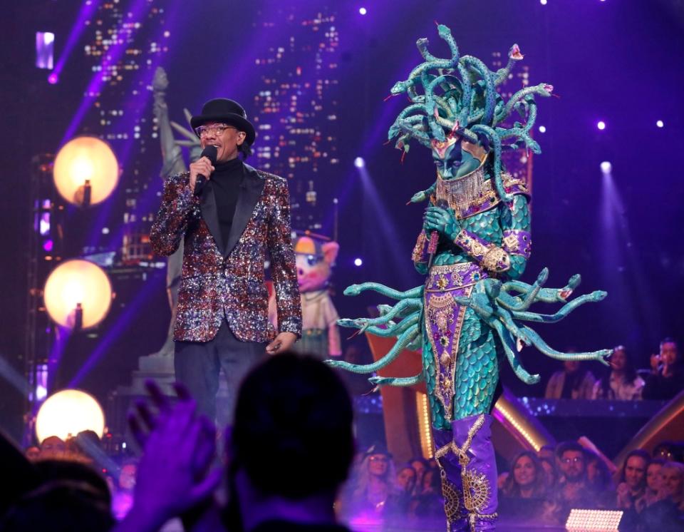 THE MASKED SINGER: L-R: Host Nick Cannon and Medusa in the “New York Night” episode of THE MASKED SINGER airing Wednesday, March 1 (8:00-9:01 PM ET/PT) on FOX. CR: Michael Becker/FOX ©2023 FOX Media LLC.