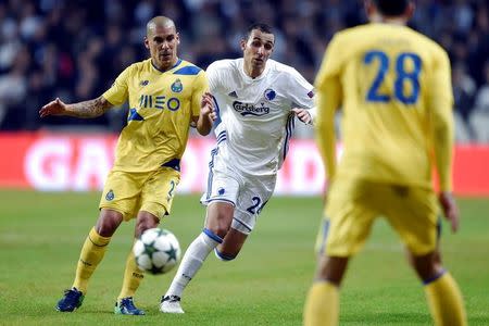 Football - Soccer - FC Copenhagen vs FC Porto - UEFA Champions League Group Stage - Group G - Parken Stadium, Copenhagen, Denmark - 22/11/2016. FC Copenhagen's Youssef Toutouh in action against FC Porto's Maxi Pereira and Felipe. Scanpix Denmark/Liselotte Sabroe/via REUTERS