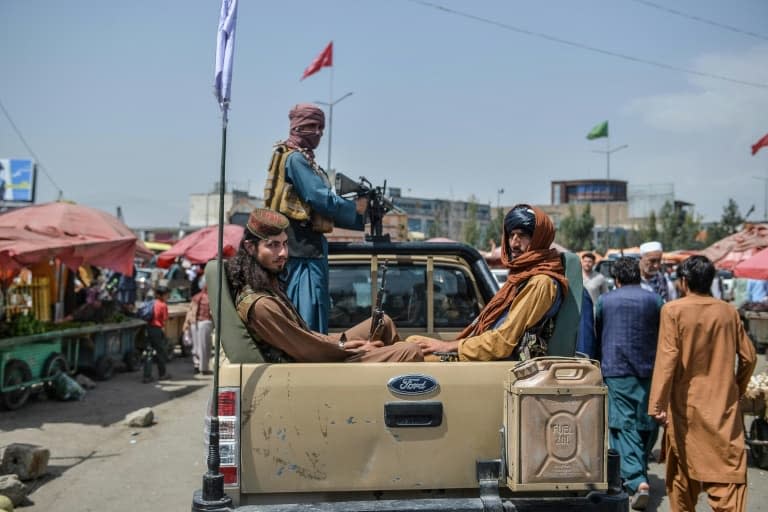 Des combattants talibans circulent en voiture dans un marché de Kaboul le 17 août 2021 - Hoshang Hashimi © 2019 AFP
