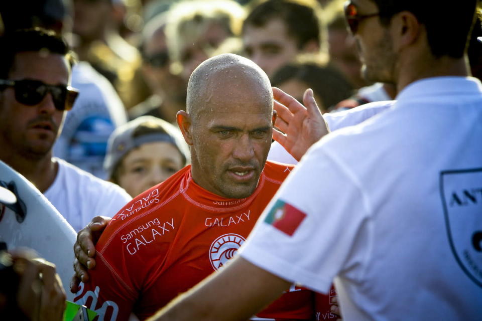 <p>Auch bekannte Persönlichkeiten haben schon mal anderen Menschen das Leben gerettet, so zum Beispiel der elfmalige Surf-Weltmeister Kelly Slater. Als eine große Welle auf Hawaii eine Frau samt ihrem Baby im Kinderwagen ins Meer riss, zögerte Slater nicht lange und sprang hinterher. Er tauchte ins Wasser hinein, schnappte sich sowohl Kinderwagen und Frau und brachte sie zum Strand. Wäre Slater nicht zufällig vor Ort gewesen, wären die beiden wohl ertrunken.<br></p><p>Foto: dpa</p>