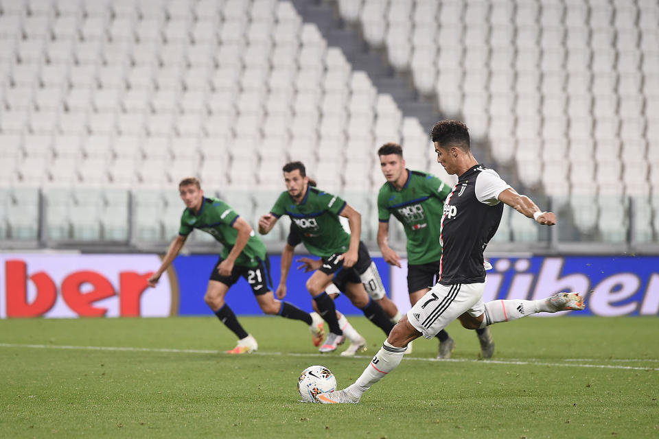 Cristiano Ronaldo, de la Juventus, convierte un penal en un partido de la Serie A frente al Atalanta, el sábado 11 de julio de 2020 (Fabio Ferrari/LaPresse via AP)