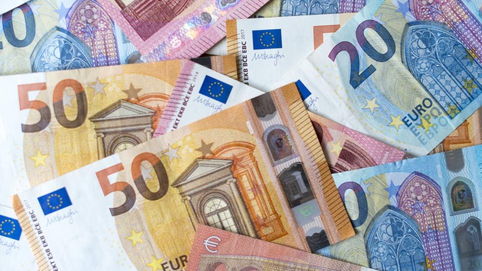 Zahlreiche Banknoten zu 10, 20 und 50 Euro liegen auf einem Tisch.