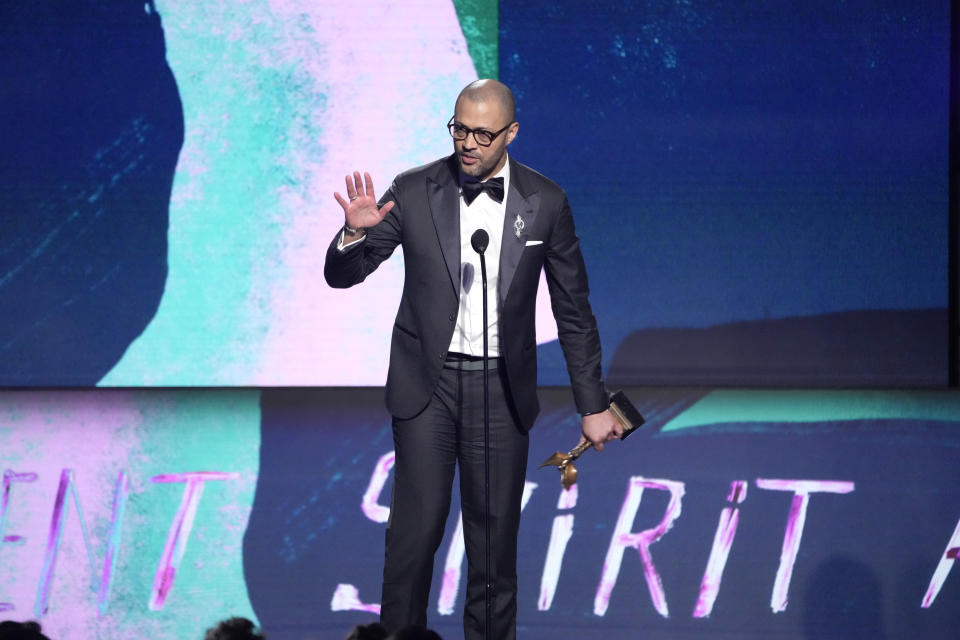 Cord Jefferson recibe el premio a mejor guion por "American Fiction" en los Film Independent Spirit Awards el domingo 25 de febrero de 2024, en Santa Monica, California. (Foto AP/Chris Pizzello)