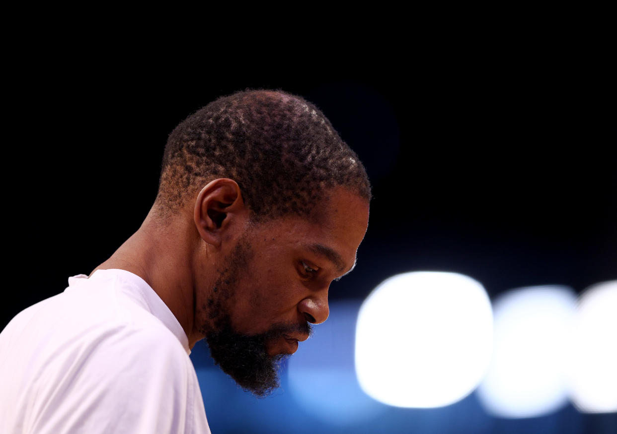 BROOKLYN, NEW YORK: Kevin Durant #7 de los Brooklyn Nets, calienta antes del Juego 4 de los Playoffs de la Conferencia del Este ante los Boston Celtics en el Barclays Center el 25 de abril de 2022 en el barrio de Brooklyn en la Ciudad de Nueva York. (Foto de Elsa/Getty Images)