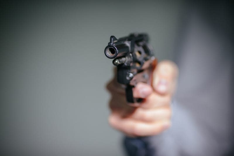 A person holds a blank-firing revolver. Oliver Killig/dpa