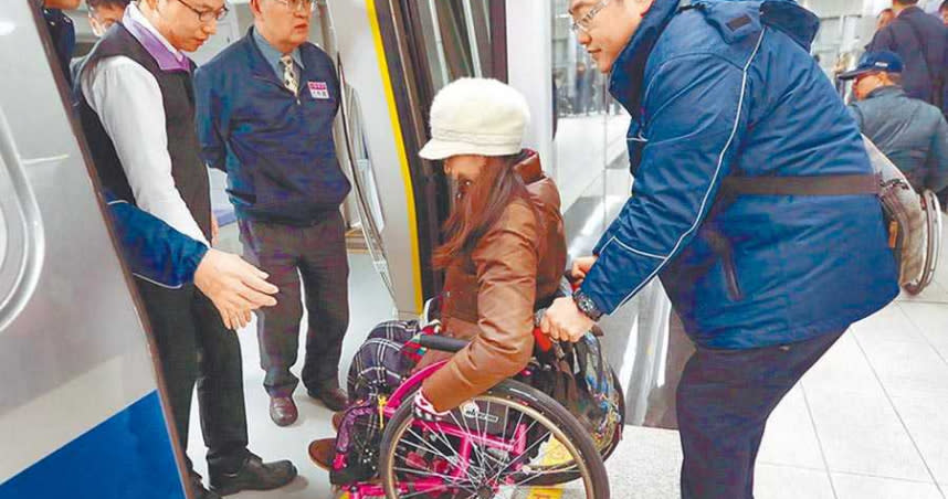 北市議員徐立信指出，北捷車廂與月台間隙大過75毫米，恐怕會卡腳、卡輪椅，要求北捷1個月內針對各站間隙提出改善計畫。（圖／報系資料照片）