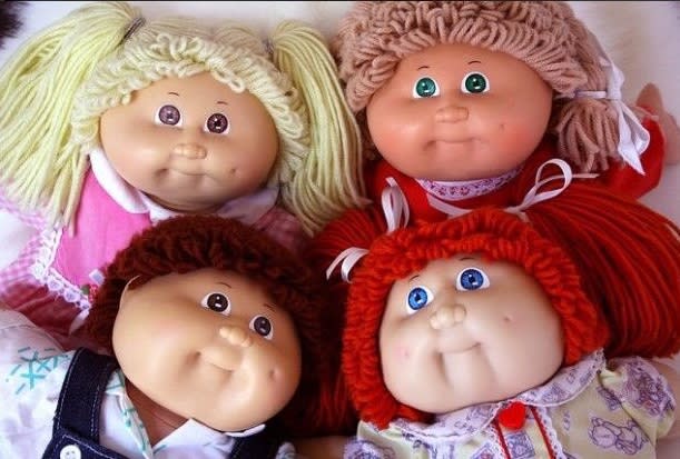 <p>Ohne elektronisches Innenleben, dafür mit lustigen Gesichtern mauserten sich die Cabbage Patch Kids zu beliebten Spielzeugen bei den Kindern der 90er. (Bild: AP Photo/@PTANPodcast) </p>