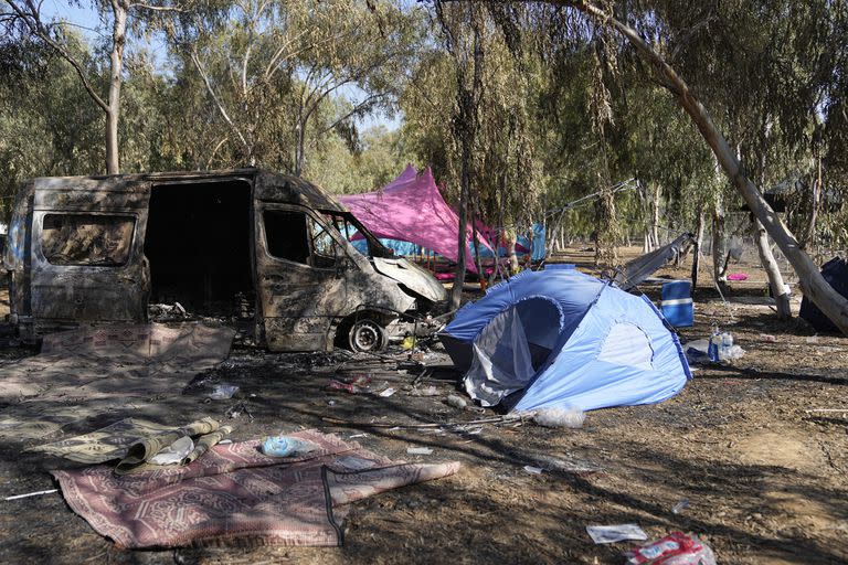 Esta fotografía del jueves 12 de octubre de 2023 muestra el sitio donde se llevaba a cabo un festival de música cerca de la frontera con la Franja de Gaza, en el sur de Israel. Al menos 260 asistentes murieron durante un ataque efectuado por hombres armados de Hamas el sábado previo. (AP Foto/Ohad Zwigenberg)