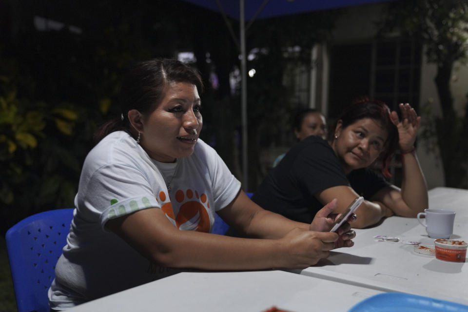 Teodora del Carmen Vásquez (primer plano) fotografiada junto a otras integrantes de la organización Mujeres Libres en San Salvador el 20 de mayo del 2022. Vásquez fundó esa agrupación tras recuperar la libertad luego de pasar 10 años en la cárcel, acusada de homicidio con agravantes, en violación de las leyes contra el aborto en El Salvador. (AP Photo/Jessie Wardarski)