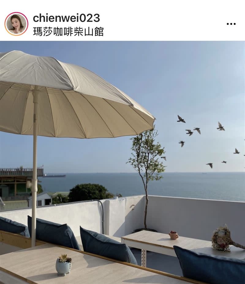 坐擁無敵海景的瑪莎咖啡柴山館，被稱為台版小希臘爆紅。（圖／IG chienwei023、shiuan.__提供）