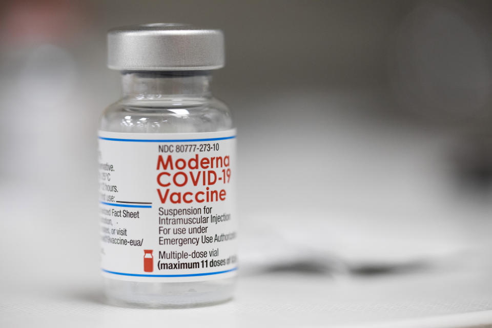 DOSSIER - Un flacon du vaccin Moderna COVID-19 est affiché sur un comptoir d'une pharmacie à Portland, Oregon, le 27 décembre 2021. L'administration Biden a déclaré vendredi qu'elle avait conclu un accord pour acheter 66 millions de doses de Moderna&# x002019 ;s prochaine génération de vaccin COVID-19 qui cible spécifiquement la variante hautement transmissible de l'omicron, assurant un approvisionnement suffisant cet hiver pour tous ceux qui veulent le rappel amélioré.  (AP Photo/Jenny Kane, Dossier)