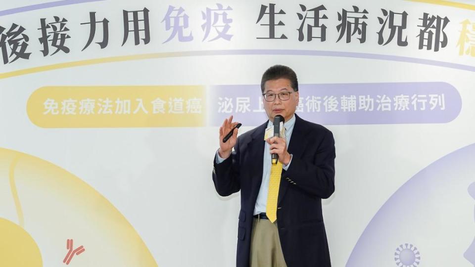 台北榮民總醫院泌尿癌多專科醫療團隊召集人張延驊解釋免疫療法。（圖／TVBS）
