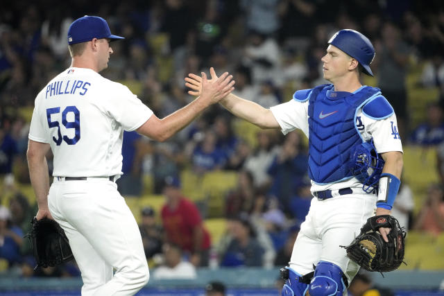 Muncy homers, Roberts gets 700th win as manager in Dodgers' 5-2 victory  over Pirates - CBS Los Angeles