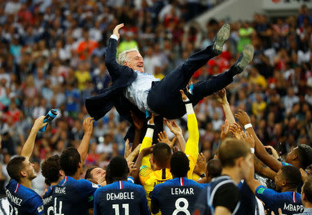 Los jugadores de la selección de Francia levantan a su entrenador Didier Deschamps tras ganar la final del Mundial de Rusia 2018, en Moscú. 15 de julio de 2018. REUTERS/Kai Pfaffenbach