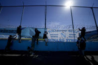 Hinchas de Temperley cuelgan banderas previo al partido contra Atlético Alvarado Lomas de Zamora, Argentina, el viernes 27 de agosto de 2021.(AP Foto/Natacha Pisarenko)