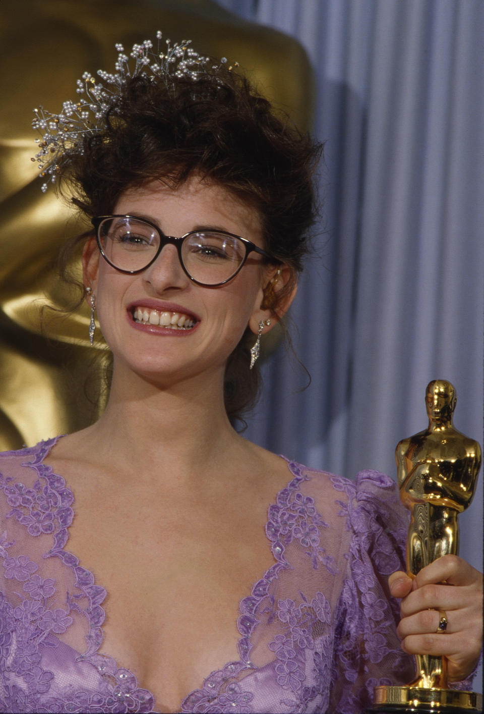 LOS ANGELES, CALIFORNIA - MARCH 24 : Academy Award Winner Marlee Matlin backstage with her Oscar, March 24, 1986 in Los Angeles, California. (Photo by Bob Riha, Jr./Getty Images)