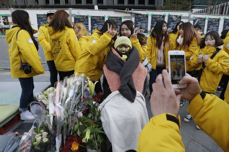 南韓市民團體在首爾的日本大使館前設置象徵戰時受害慰安婦的少女雕像。（AP）