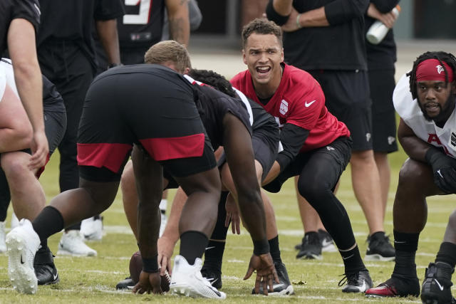 Atlanta Falcons quarterback Desmond Ridder (9) takes a break during the the  team's NFL minicamp football practice, Tuesday, June 13, 2023, in Atlanta.  (AP Photo/John Bazemore Stock Photo - Alamy