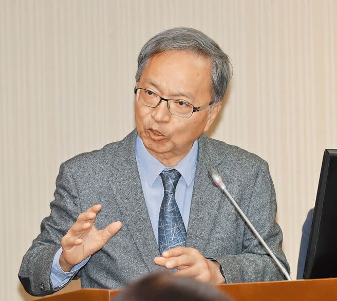 衛福部長薛瑞元26日在立法院受訪表示，台北市目前流感疫苗接種進度落後。（劉宗龍攝）
