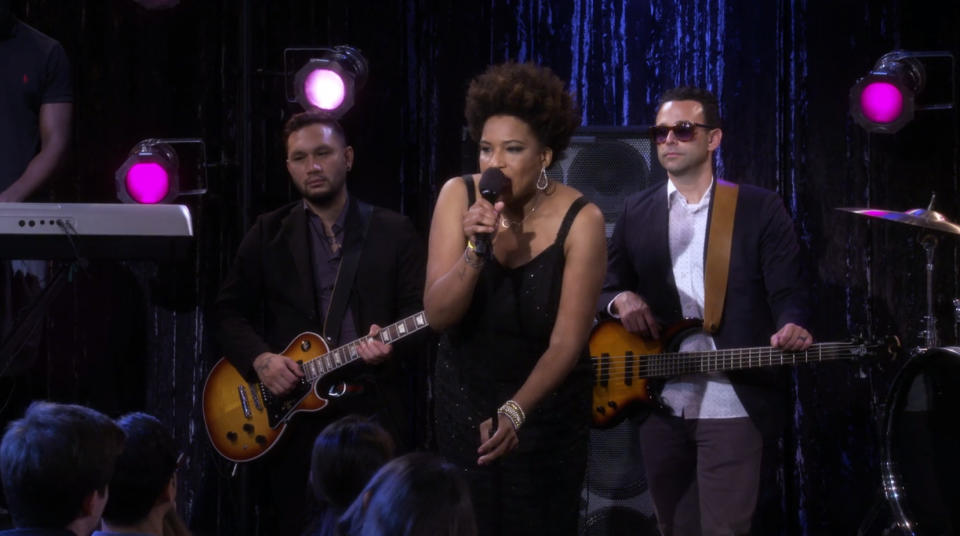 In Folge drei gibt es sogar einen Special Guest: Sängerin Macy Gray gibt sich die Ehre und spielt ein paar Songs in einem Club. Irgendwann merkt sie selbst an, wie willkürlich es sei, dass sie in "Fuller House" zu sehen sei: "Was mache ich hier eigentlich? Ich habe einen Grammy gewonnen!" Vor Selbstironie scheinen die Serienmacher zumindest nicht zurückzuschrecken. (Bild-Copyright: Screenshot/Netflix)