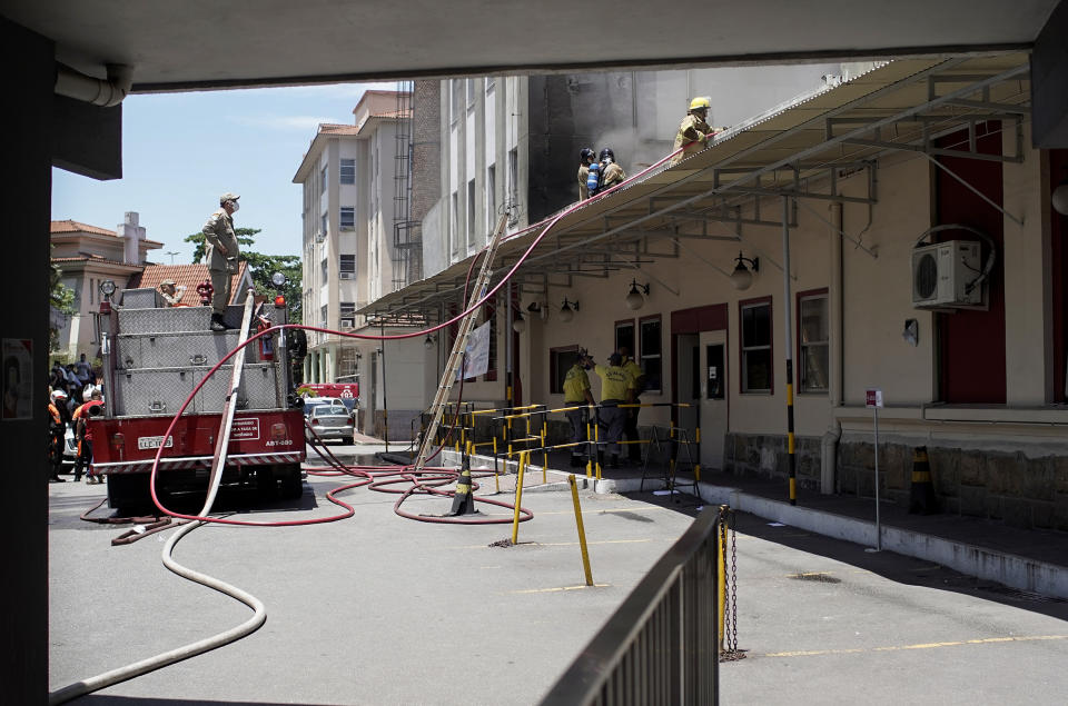 Los bomberos trabajan para apagar un incendio que estalló en el Hospital Federal Bonsucesso, que tiene un ala COVID-19, en Río de Janeiro, Brasil, el martes 27 de octubre de 2020. (AP Foto/Silvia Izquierdo)