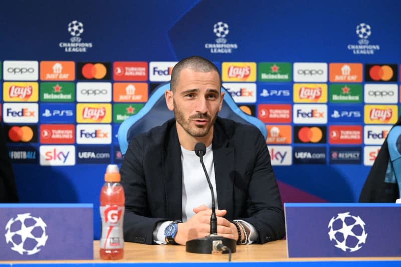 Union player Leonardo Bonucci speaks to media representatives ahead of the UEFA Champions League against Napoli at the Stadio Diego Armando Maradona. Turkish top-flight club Fenerbahce announced on Wednesday that the Italian 2021 European champion Bonucci had arrived in Istanbul to undergo a medical ahead of a move. Matthias Koch/dpa