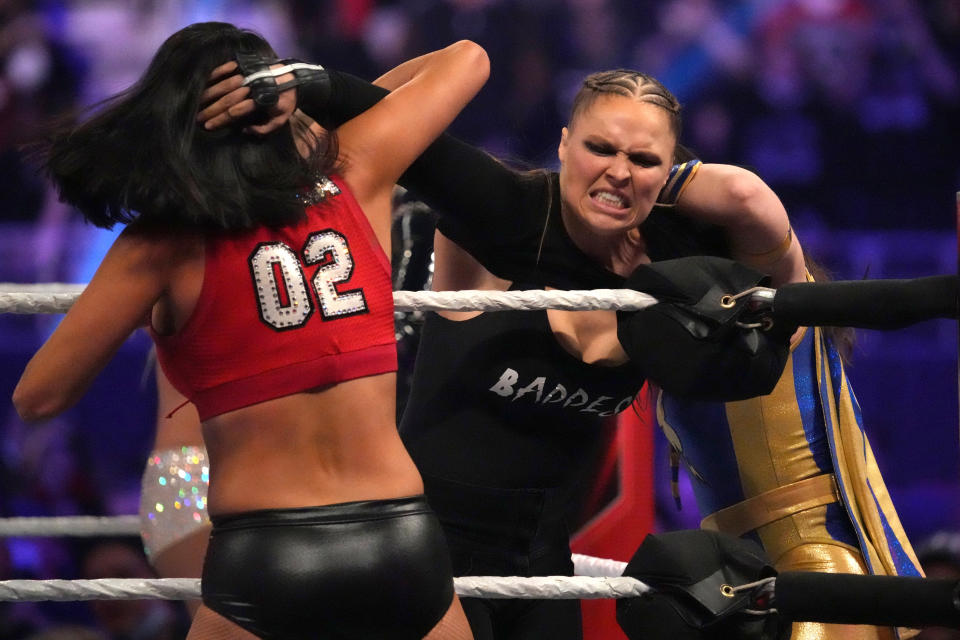 Ronda Rousey castiga a Nikki Bella y Nikki A.S.H. durante Royal Rumble 2022. (Joe Camporeale-USA TODAY Sports)