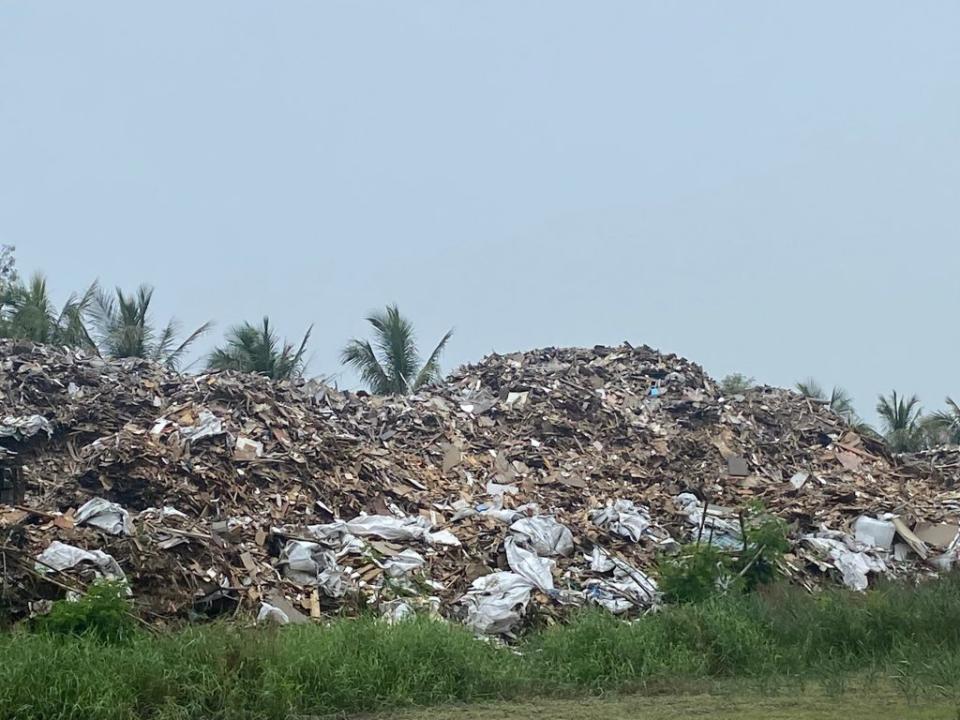 安南區一農地遭傾倒廢棄物，環保局表示，涉案人員已依法函送偵辦，並要求清理。（民眾提供）
