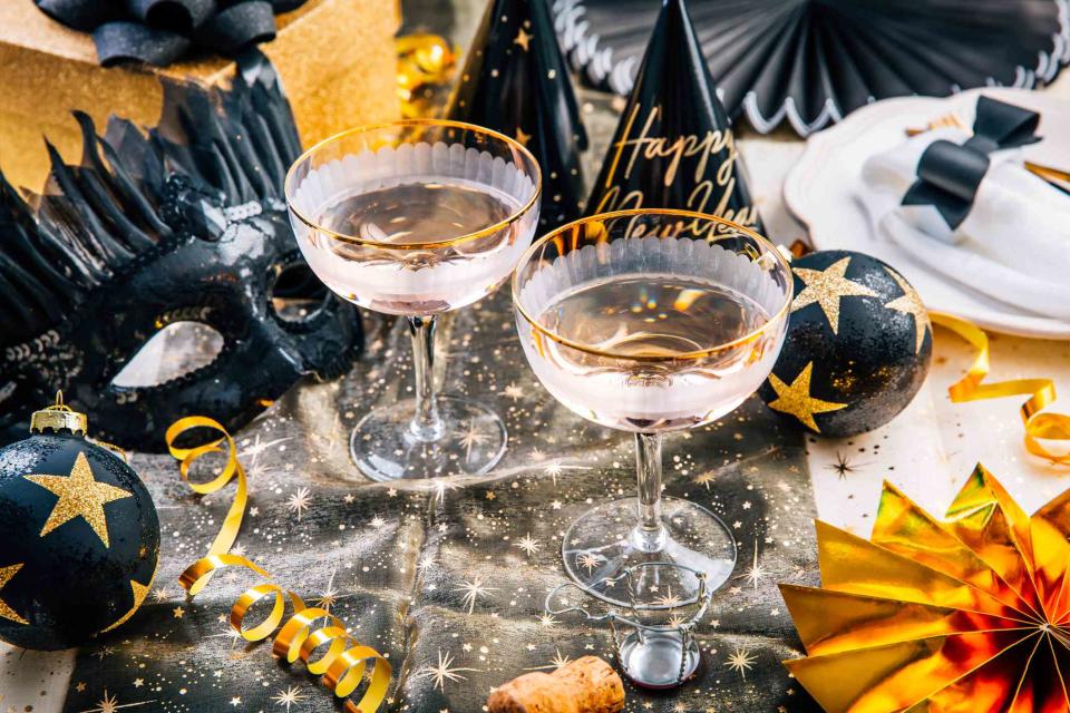 28 New Year Table Decoration Ideas You Need to Ring in The New Year