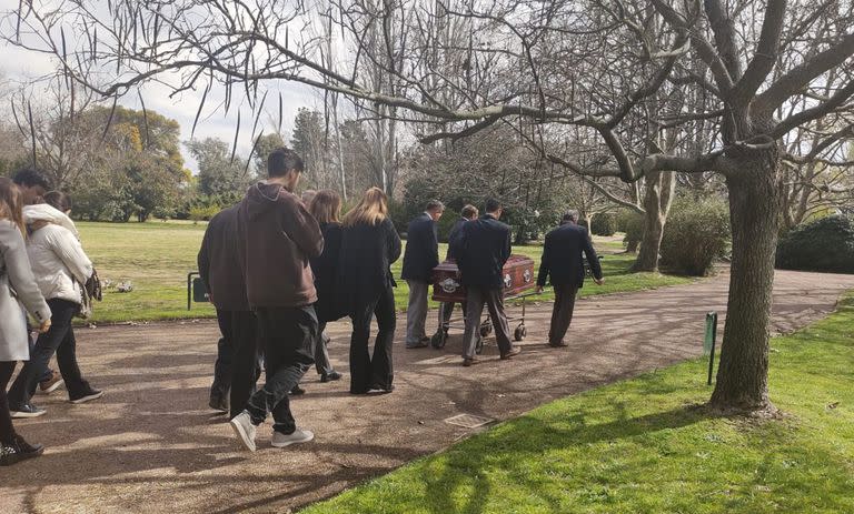 Tras el velorio de una hora y media en el cementerio, los restos de Juancarlitos Harriott son trasladados a su destino final.