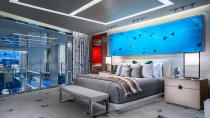 <p>Las icónicas mariposas de Damien Hirst alrededor de la cama ultramoderna. Foto: Cover Media </p>