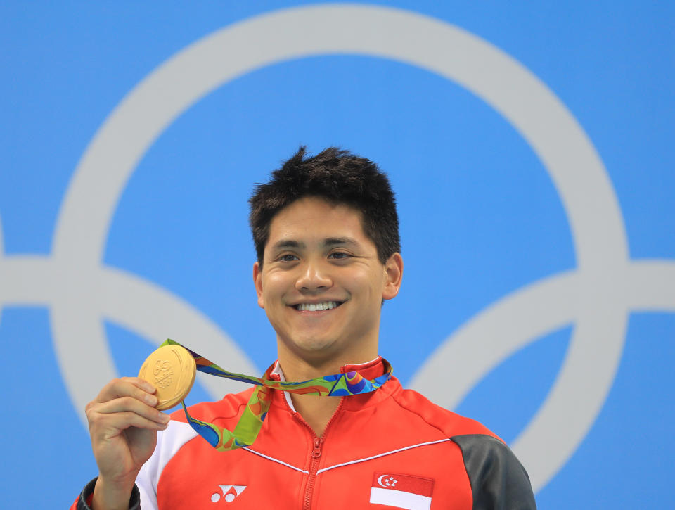 Joseph Schooling bei der Verleihung der Goldmedaille (Bild: REUTERS/Dominic Ebenbichler)