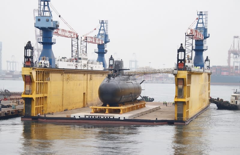 國造潛艦海鯤軍艦進入泊港測試（HAT）最後階段，27日由台船海昌工廠前浮塢移至台船小塢，移置作業艦艏聲納、魚雷管等系統均未遮蓋。（中央社）
