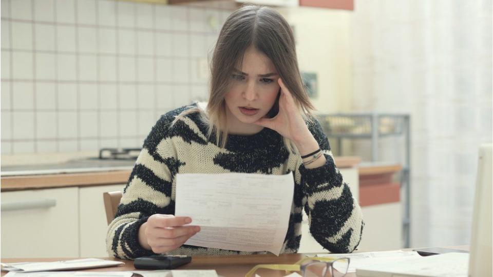 Mujer viendo cuentas por pagar