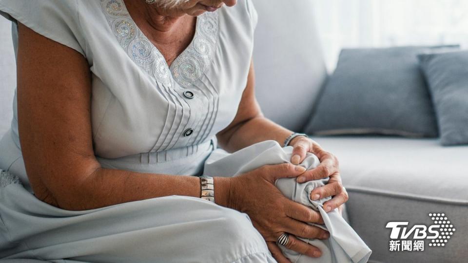 63歲女左腳冰冷痠痛，竟是急性血栓。（示意圖，非當事人／shutterstock達志影像）